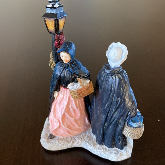 Williamsburg Women Passing the Lamppost - Lang and Wise - Picture 4 of 8